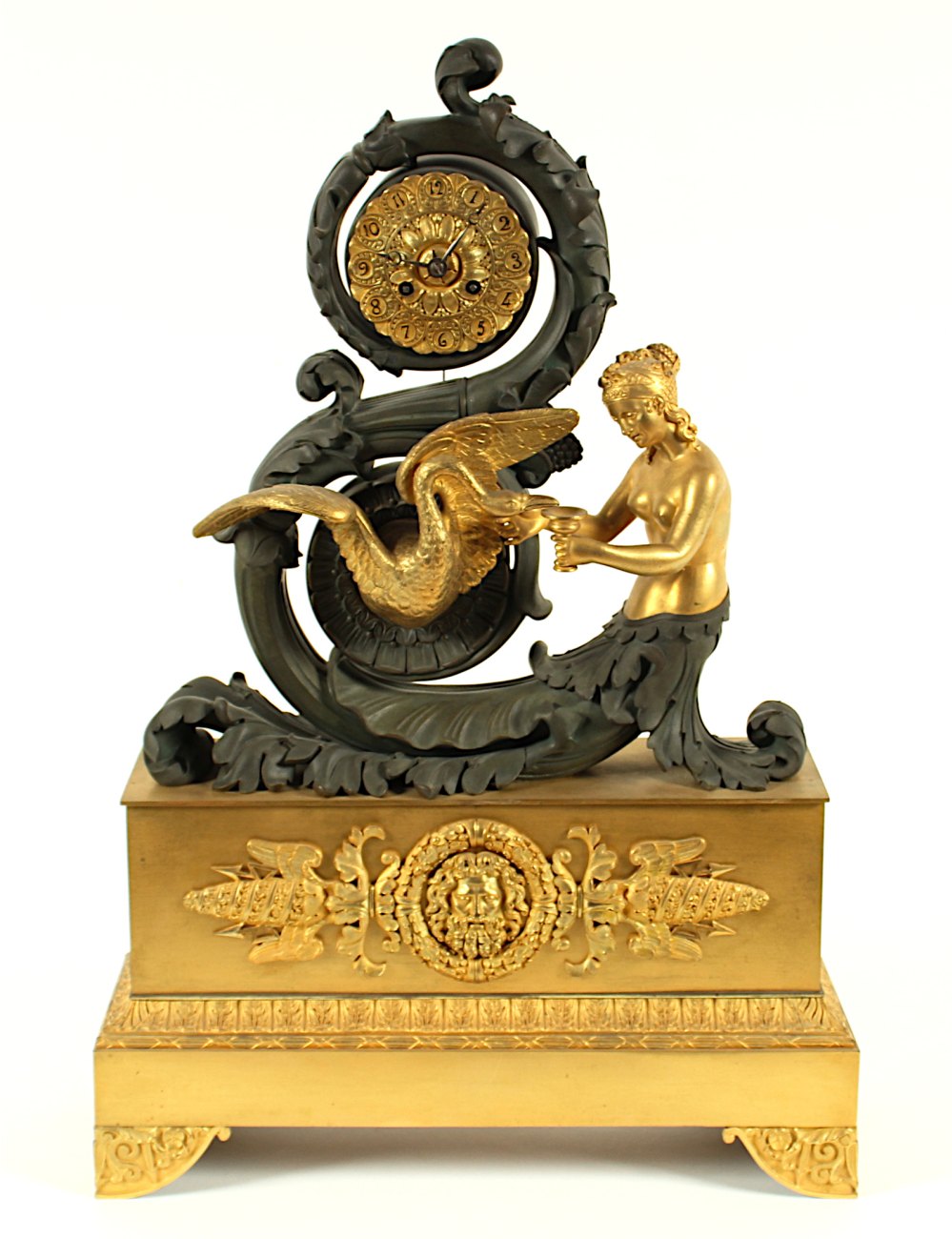 RESTAURATION-FIGURENPENDULE "LEDA MIT DEM SCHWAN", Bronze, patiniert und teilweise feuervergoldet,