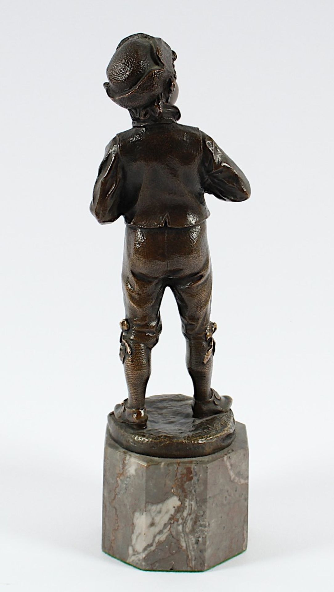 LINDENBERG, Max, "Junge", Bronze, auf dem Stand signiert, H 22, Marmorsockel - Bild 3 aus 4