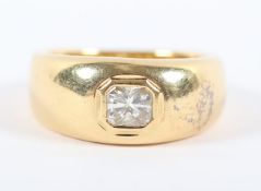 DAMENRING, 750/ooo Gelbgold, besetzt mit einem Diamanten im Emerald-Cut von ca. 0,66 ct., wesselton,