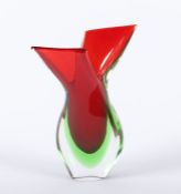 KLEINE VASE, farbloses bzw. rot und grün getöntes Glas, H 17, MURANO