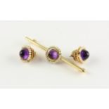 PAAR OHRSTECKER UND BROSCHE, 585/ooo Gelbgold, jeweils besetzt mit einem Amethystcabochon und