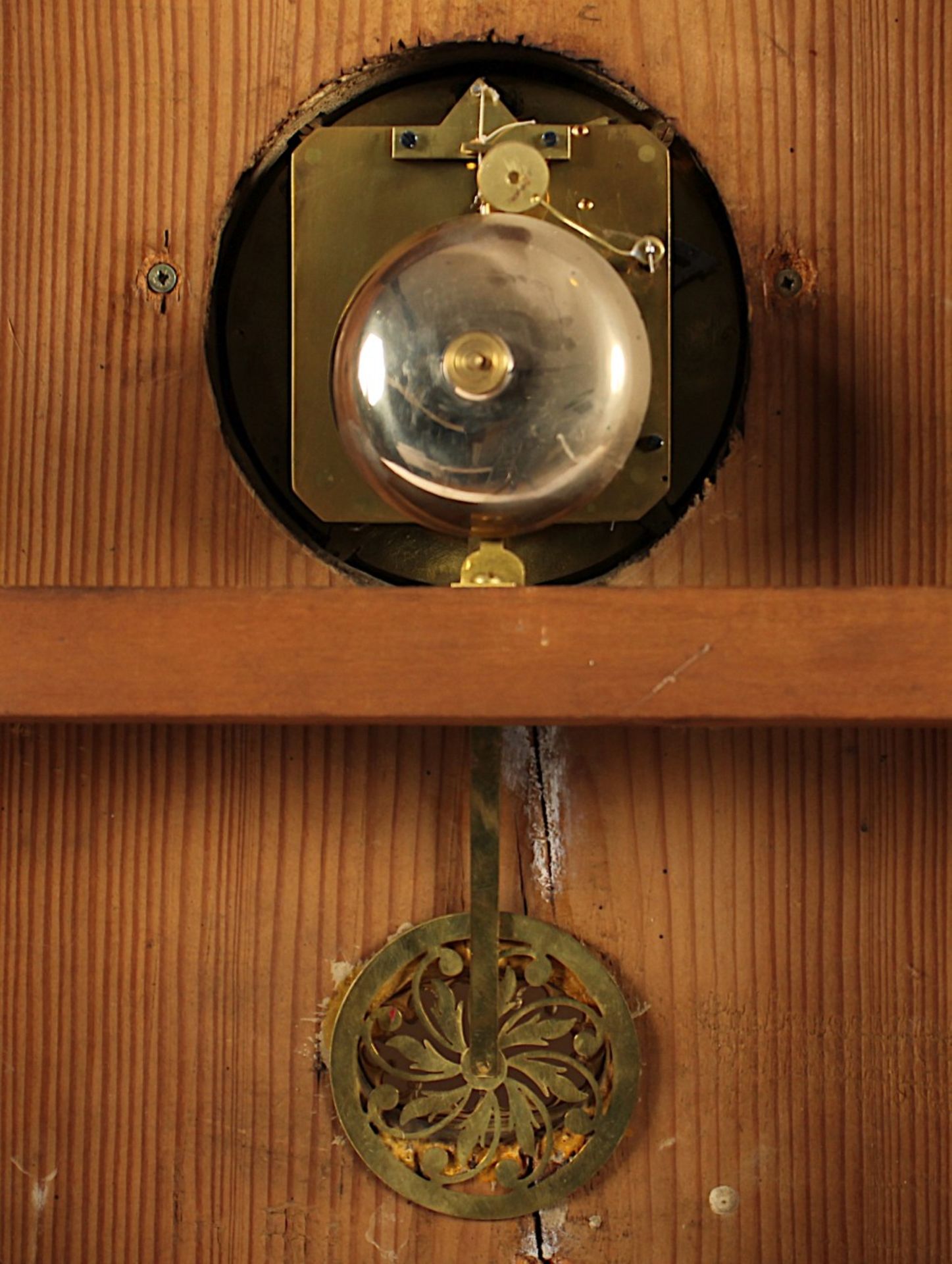 WIENER RAHMENUHR, Holz, goldfarben gefasst, rest., Werk mit Fadenaufhängung und Schlag auf Glocke, - Bild 3 aus 4