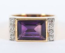 DAMENRING, 750/ooo Gelbgold, besetzt mit einem Amethyst und Brillanten von zusammen ca. 0,16 ct., RG