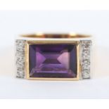 DAMENRING, 750/ooo Gelbgold, besetzt mit einem Amethyst und Brillanten von zusammen ca. 0,16 ct., RG