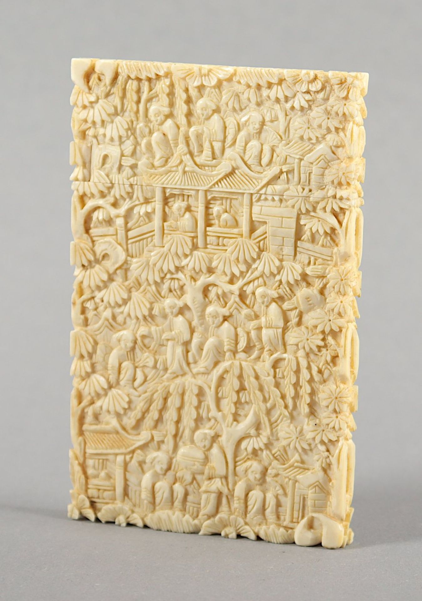 ETUI, Elfenbein, allseitig im erhöhten Relief geschnitzt, Landschaft mit Gebäuden und Personen, H