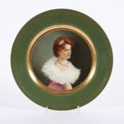 ZIERTELLER, im Spiegel polychrom gemaltes Portrait einer Frau, Fahne grün glasiert, Goldstaffage und