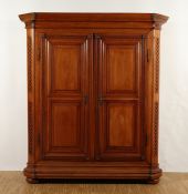 KLASSIZISTISCHER SCHRANK, Nuss-/Kirschbaum, zweitüriger Korpus, rest., H 210, B 187, T 66,