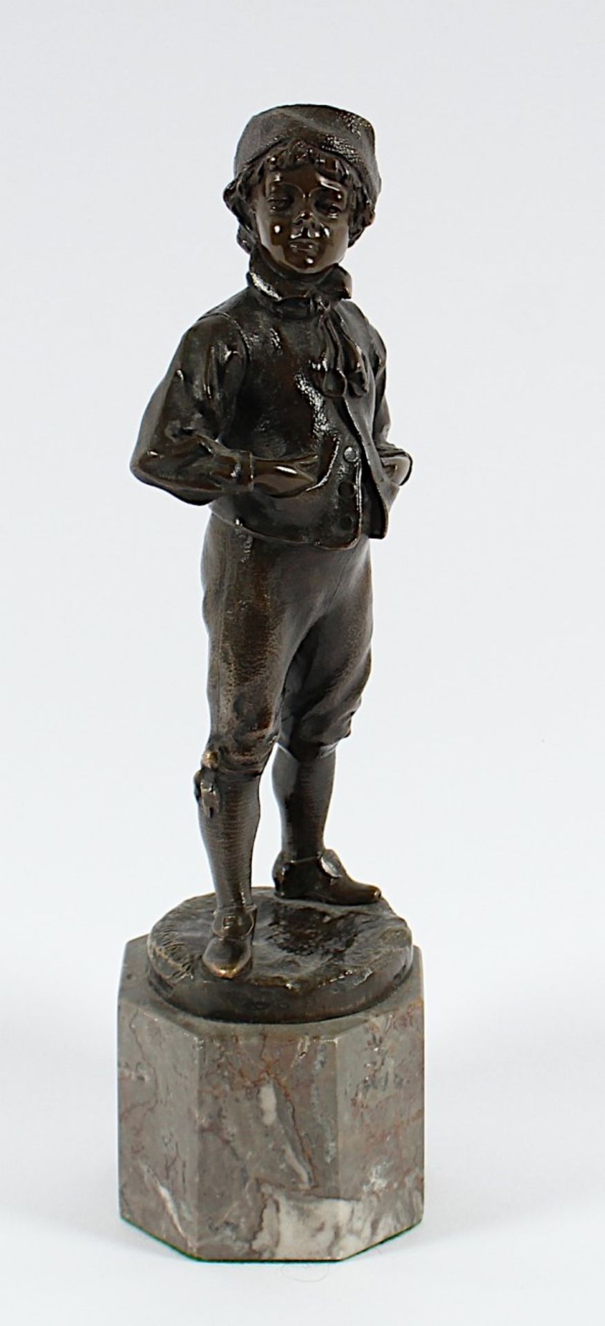 LINDENBERG, Max, "Junge", Bronze, auf dem Stand signiert, H 22, Marmorsockel