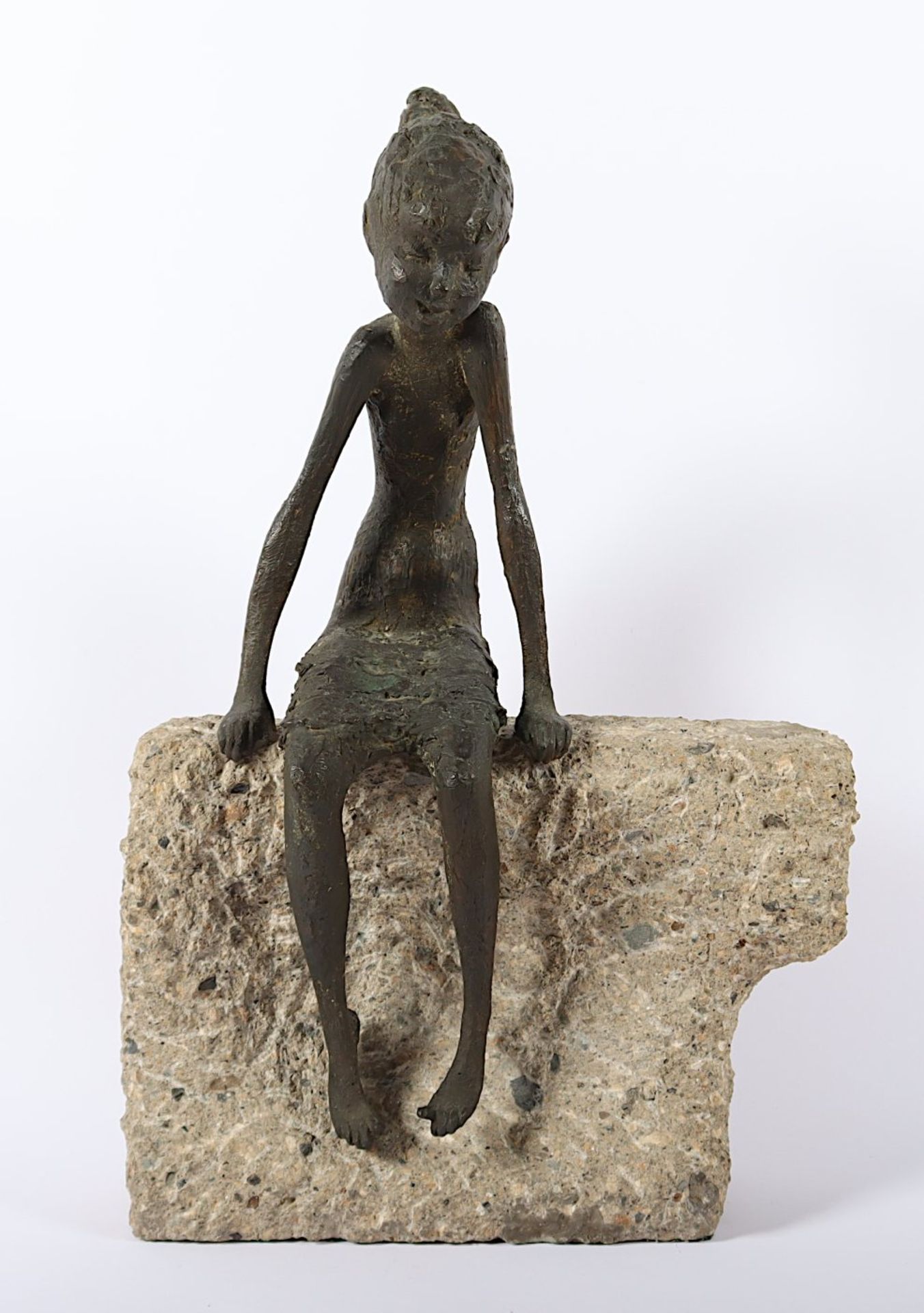 PASCH, Clemens (1910-1985), "Mädchen auf der Mauer", Bronze/Beton, H 61