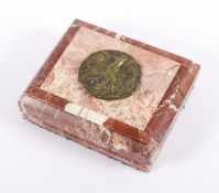 KLEINE SCHATULLE, Marmor, Bronzemedaillon, 14 x 11,5