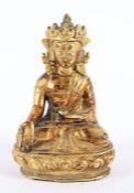 BODHISATTVA, Bronze, vergoldet, im Meditationssitz auf einem Lotos thronend, H 9, NEPAL