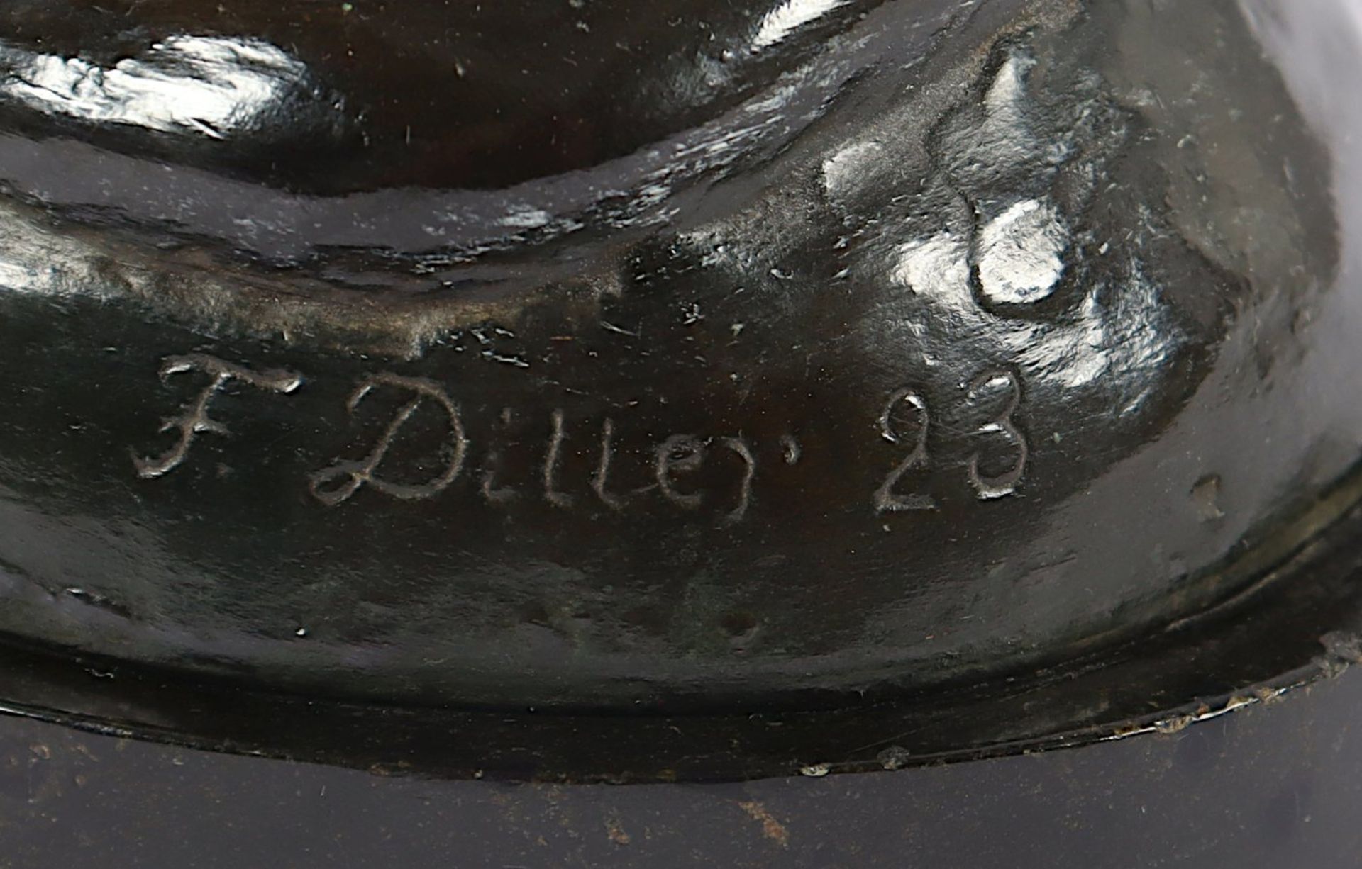 DILLER, Fritz (1875-1945), "Liegender Schäferhund", Galvanoplastik, L 25, auf der Plinthe signiert - Bild 3 aus 3