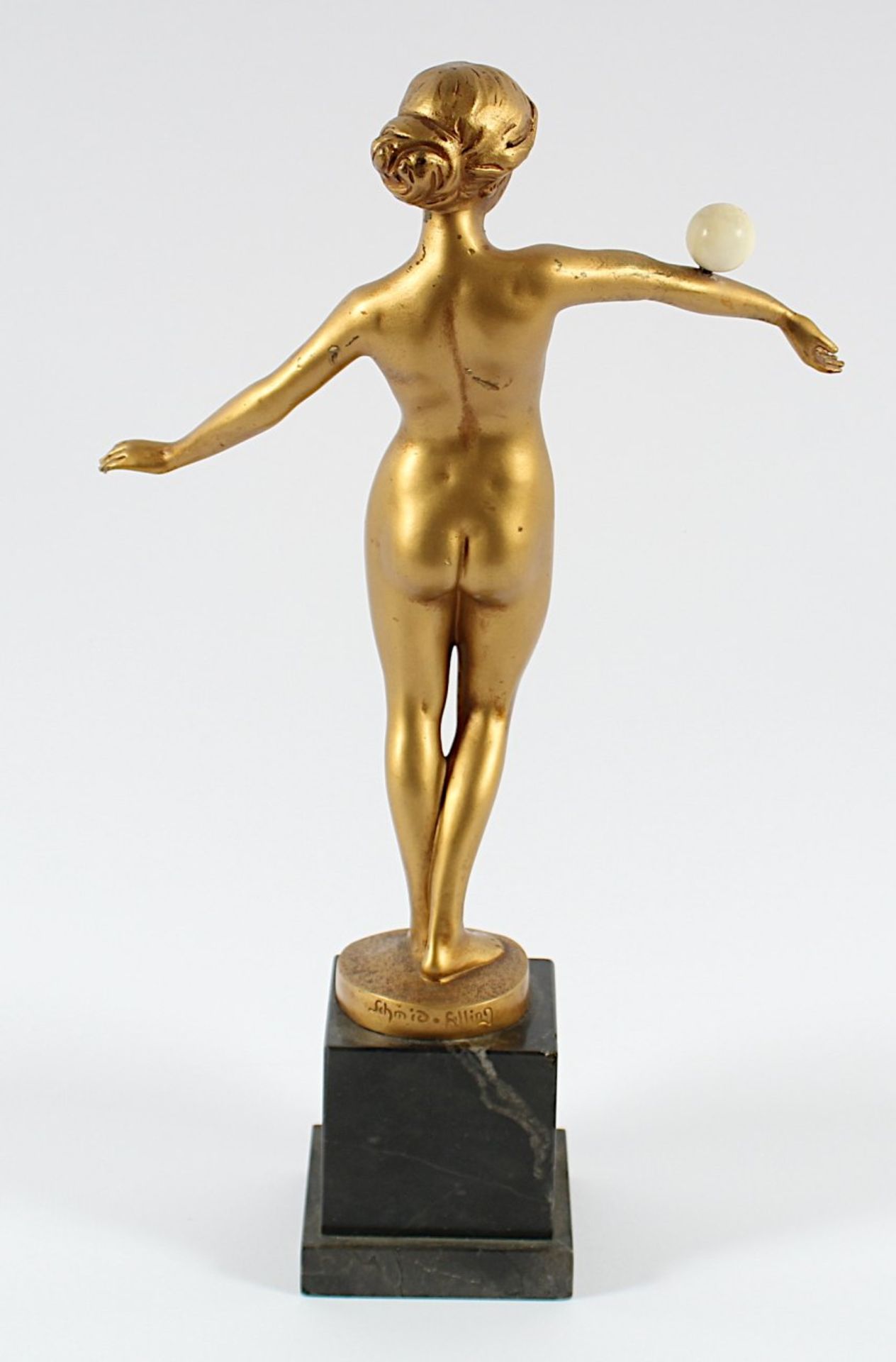 SCHMIDT-FELLING, Julius Paul, "Stehender Frauenakt mit Kugel", Bronze, vergoldet, H 27, am Stand - Bild 3 aus 4