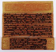 BUDDHISTISCHES MANUSKRIPT KAMMAVACA, Deckel Holz, Golddekor auf Rotlack, sechszehn Blätter mit