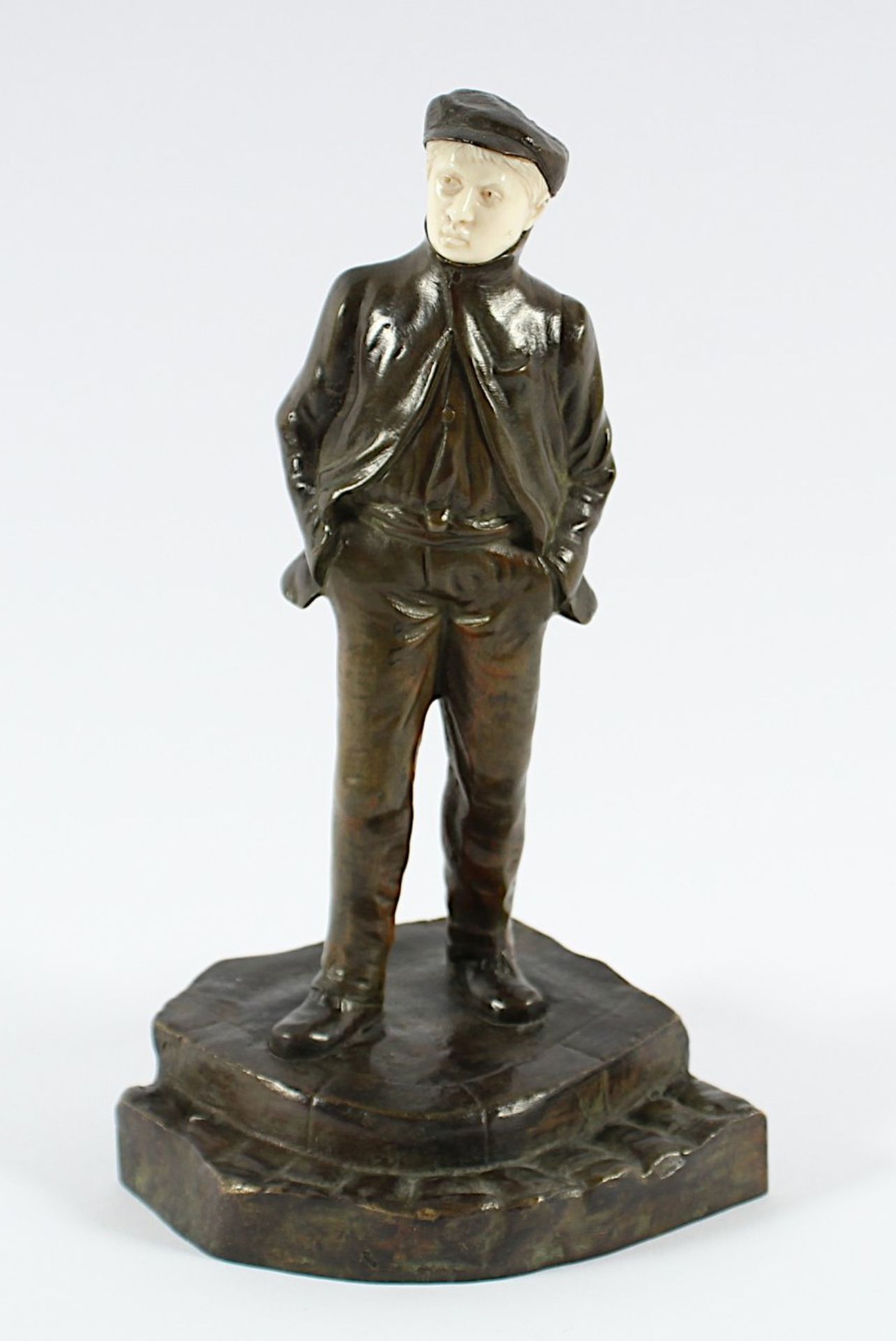 DAMBROS, um 1900, "Stehender junger Mann", Bronze, Elfenbeingesicht, H 21,5, signiert