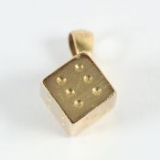 WÜRFELANHÄNGER, 750/ooo Gelbgold, besetzt mit einem Diamanten von ca.0,02 ct., L mit Anhängeröse 3,