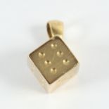 WÜRFELANHÄNGER, 750/ooo Gelbgold, besetzt mit einem Diamanten von ca.0,02 ct., L mit Anhängeröse 3,