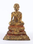 BUDDHA IN MARAVIJAYA, Bronze, über Schwarzlack vergoldet, im Meditationssitz auf einem getreppten