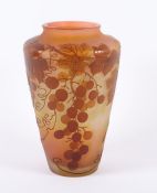 VASE, farbloses satiniertes Glas, gelb-braun überfangen, geätzter Traubenrankendekor, H 22, signiert