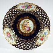DURCHBRUCHTELLER, königsblauer Fond, im Spiegel eine goldgerahmte Reserve mit farbig gemalter