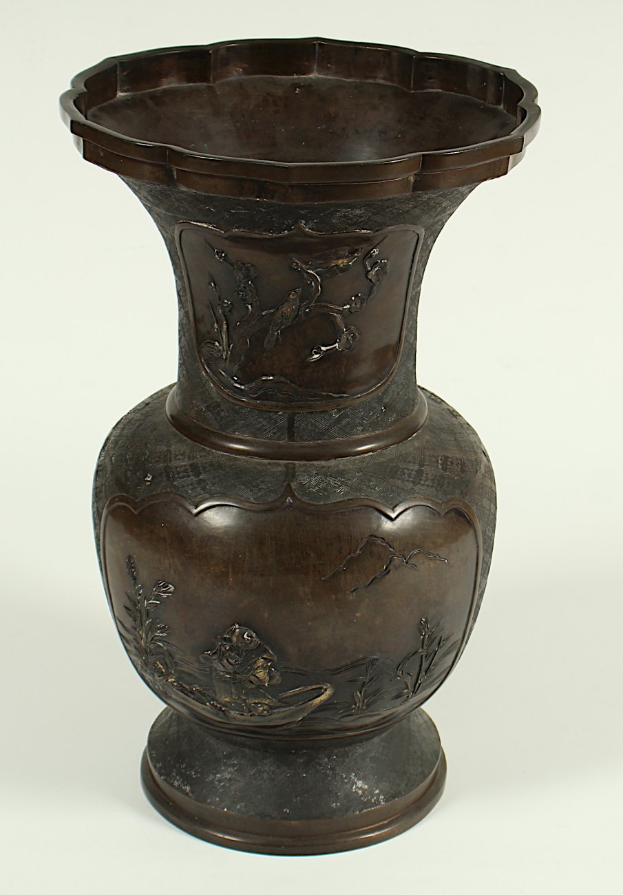 . GROSSE VASE, Bronze, auf der Wandung und am Hals je zwei große Reserven...