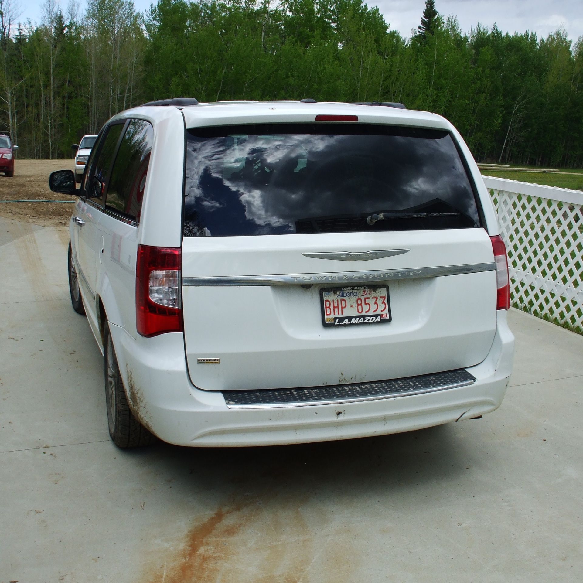 2014 Chrysler Town & Country Van, fully loaded, white, 282453 km - Image 5 of 7