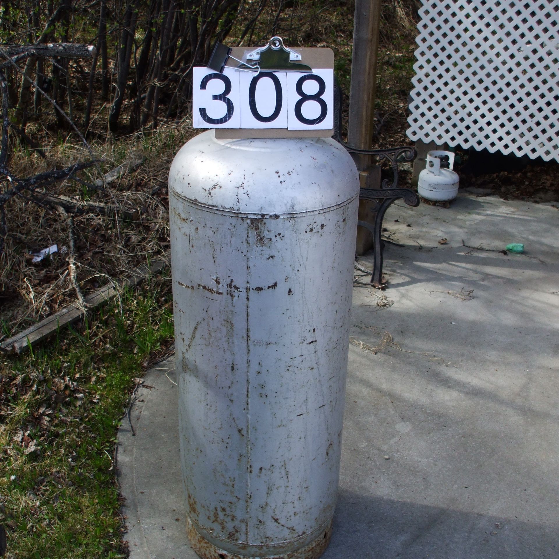 100 lb propane tank