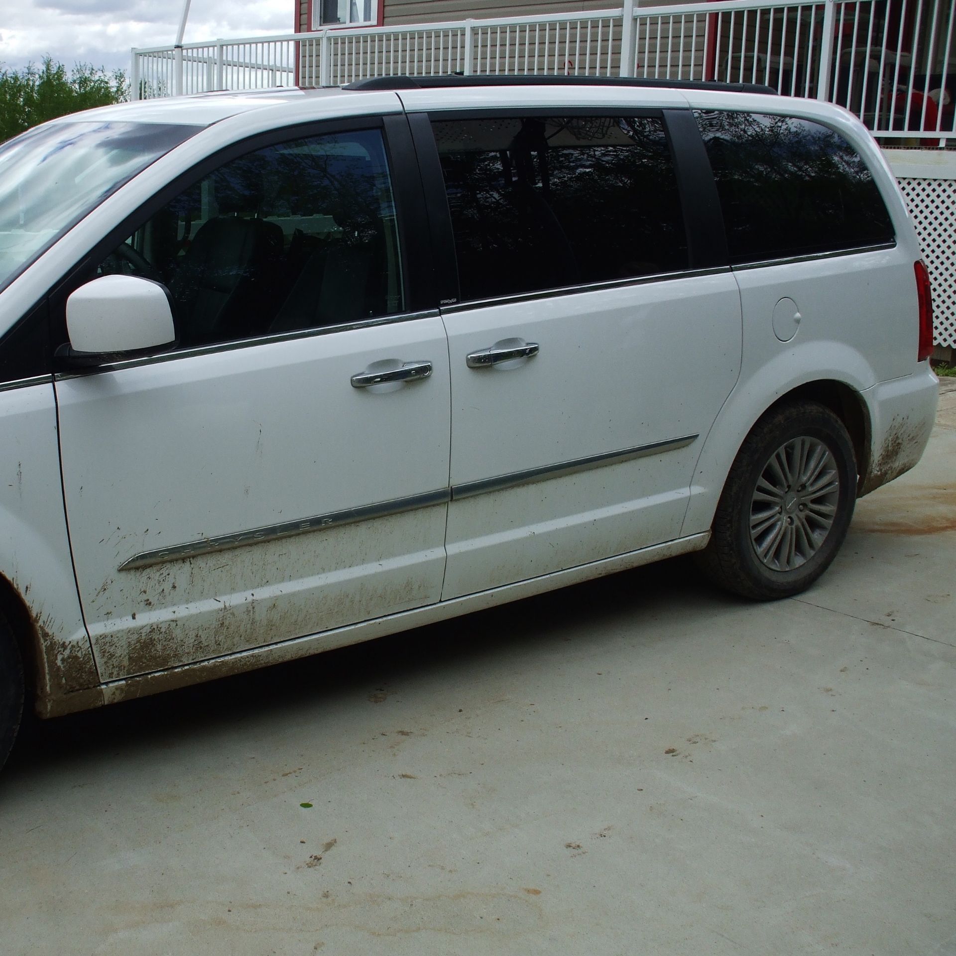2014 Chrysler Town & Country Van, fully loaded, white, 282453 km - Image 4 of 7