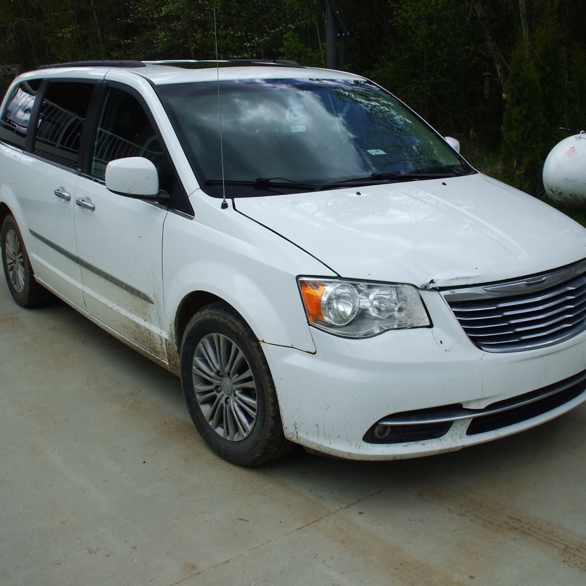 2014 Chrysler Town & Country Van, fully loaded, white, 282453 km