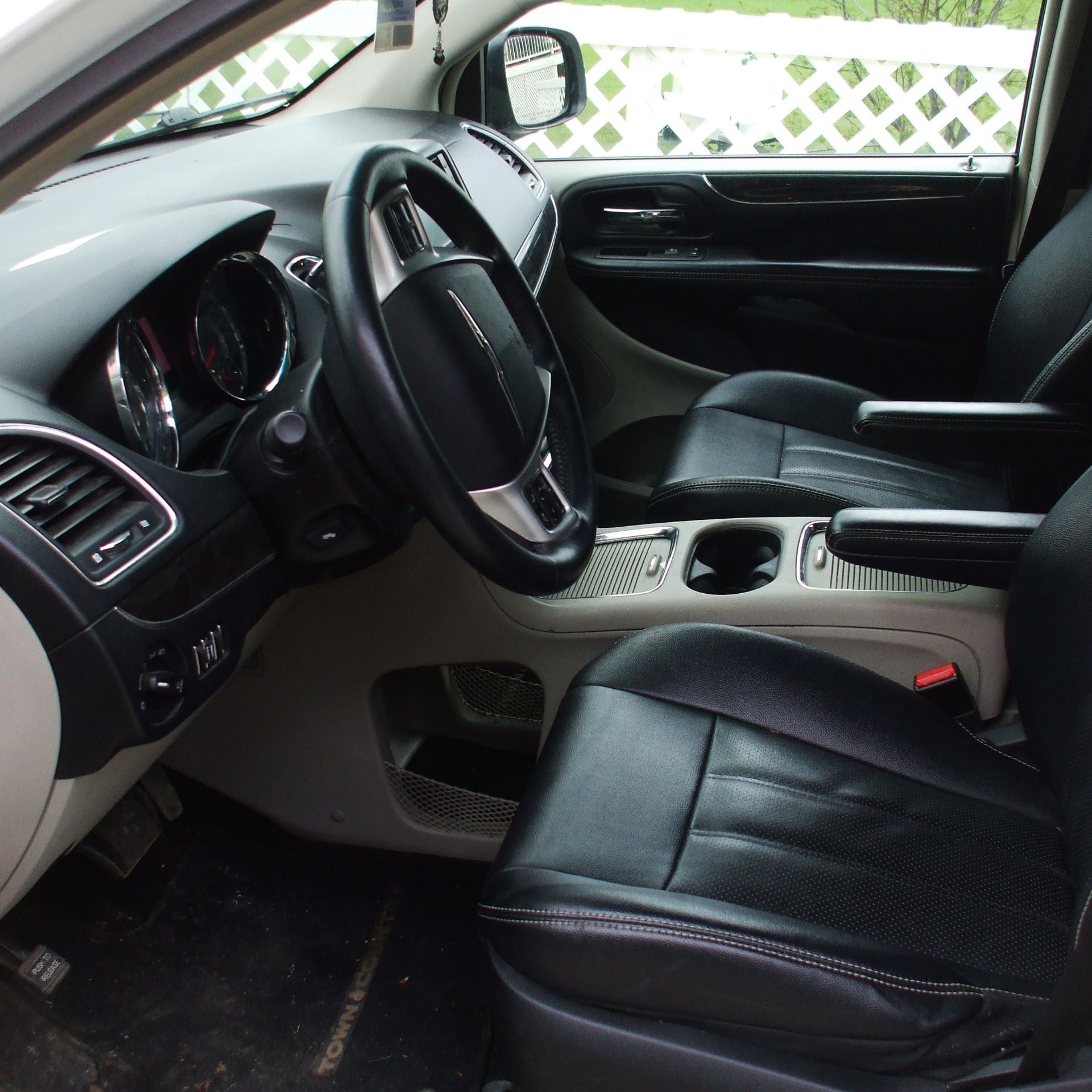 2014 Chrysler Town & Country Van, fully loaded, white, 282453 km - Image 3 of 7