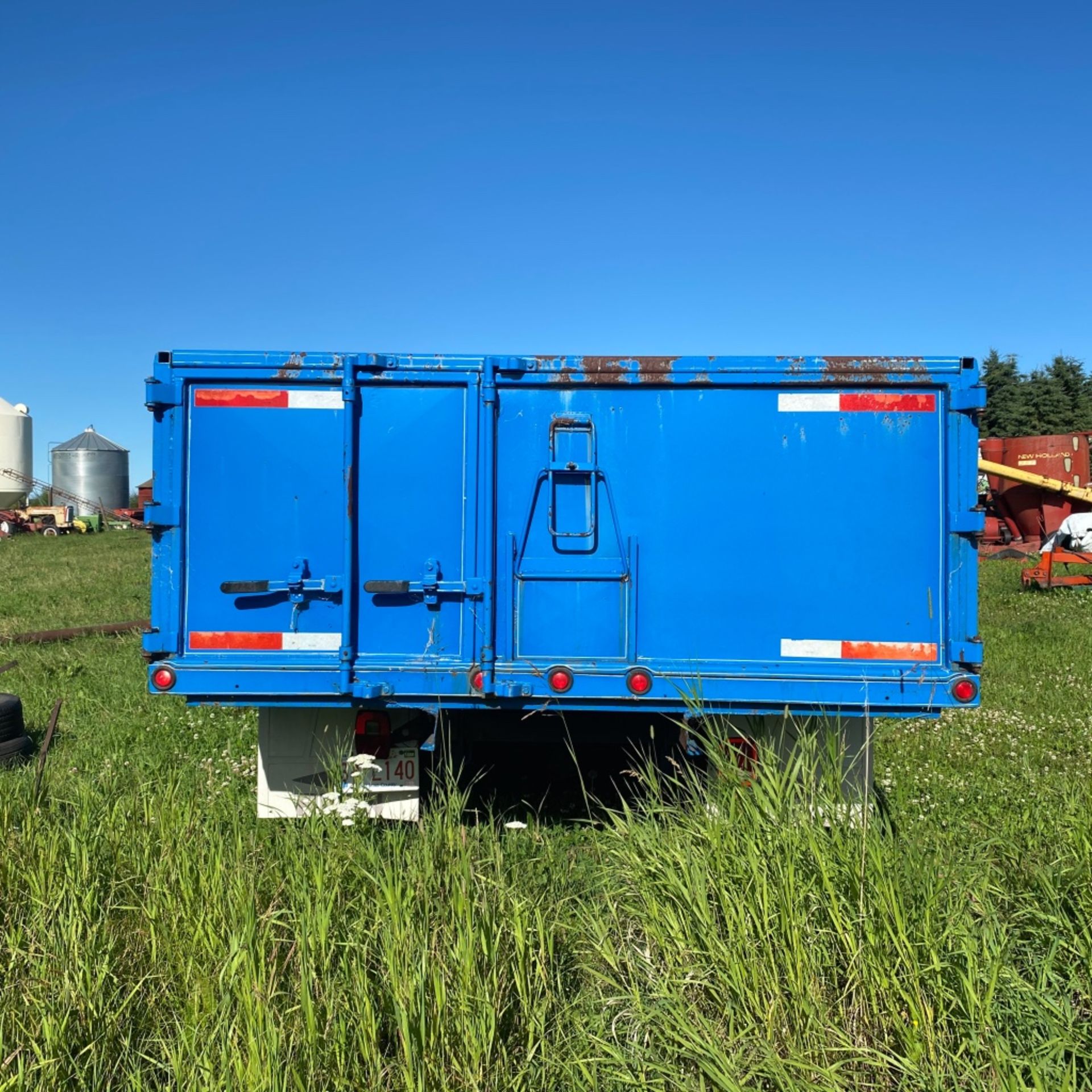 Ford F-350 - 1979, Blue, Steel Box, Wood Floor, Hoist 50927Km SN: F37SCDHO967 - Image 3 of 7