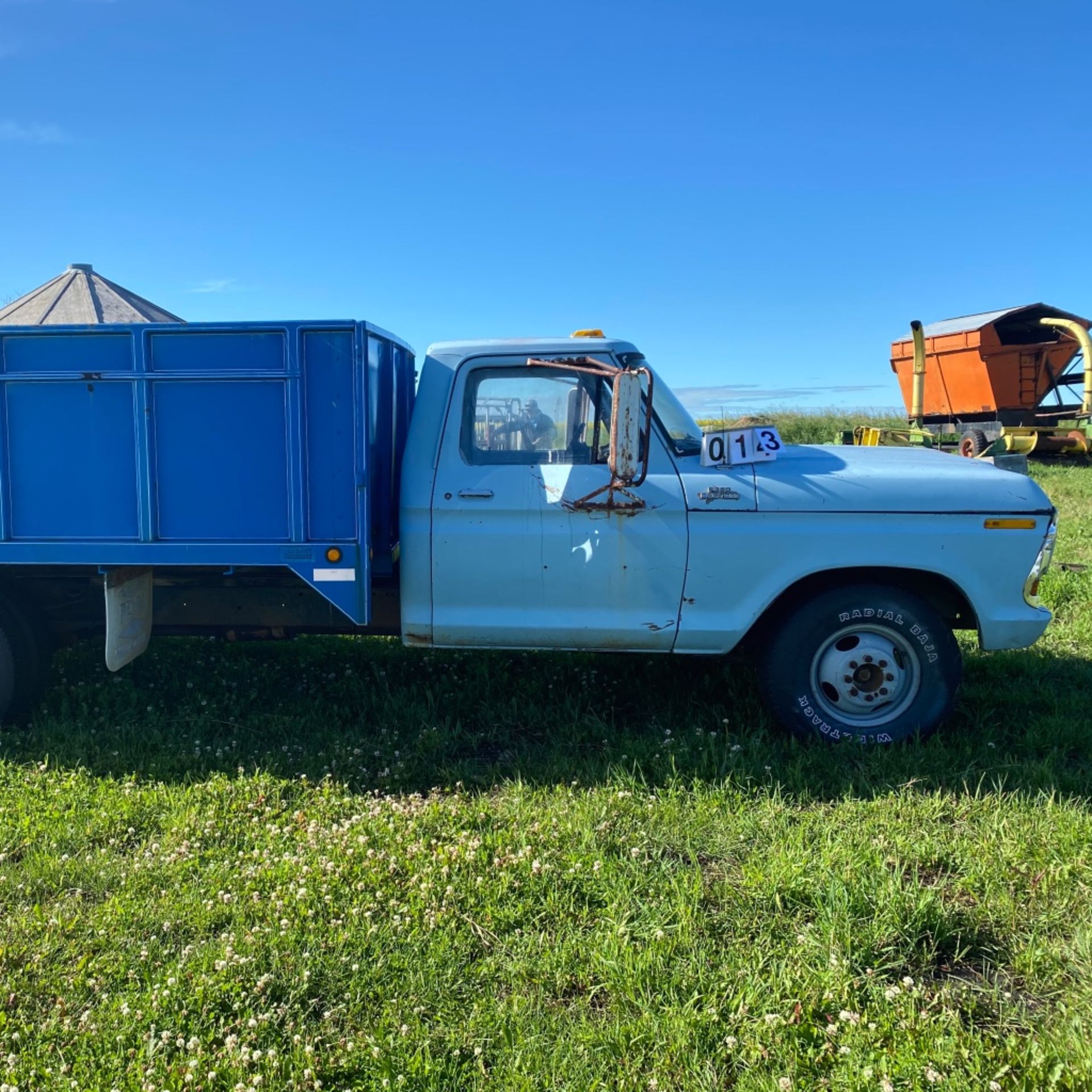 Ford F-350 - 1979, Blue, Steel Box, Wood Floor, Hoist 50927Km SN: F37SCDHO967