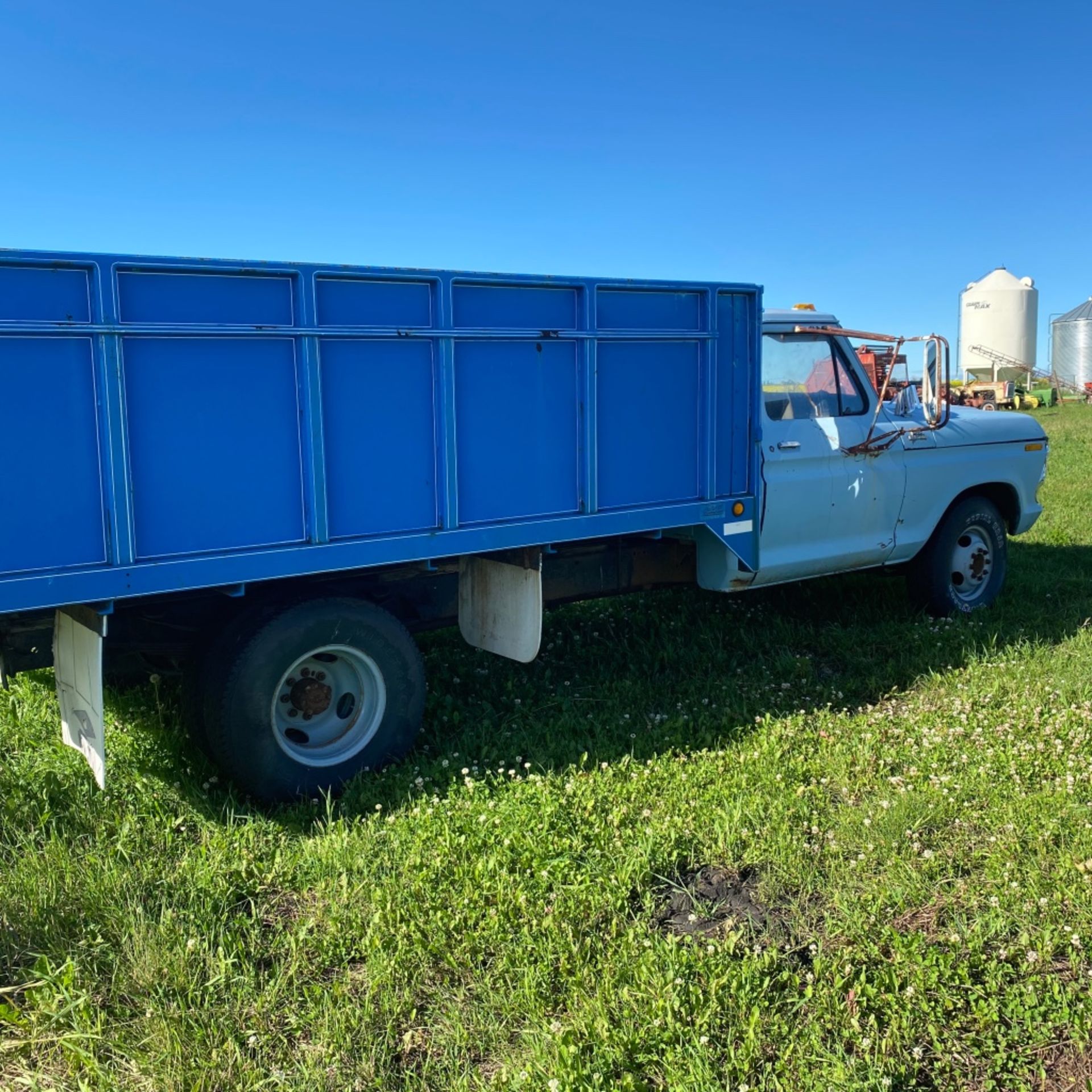 Ford F-350 - 1979, Blue, Steel Box, Wood Floor, Hoist 50927Km SN: F37SCDHO967 - Image 2 of 7