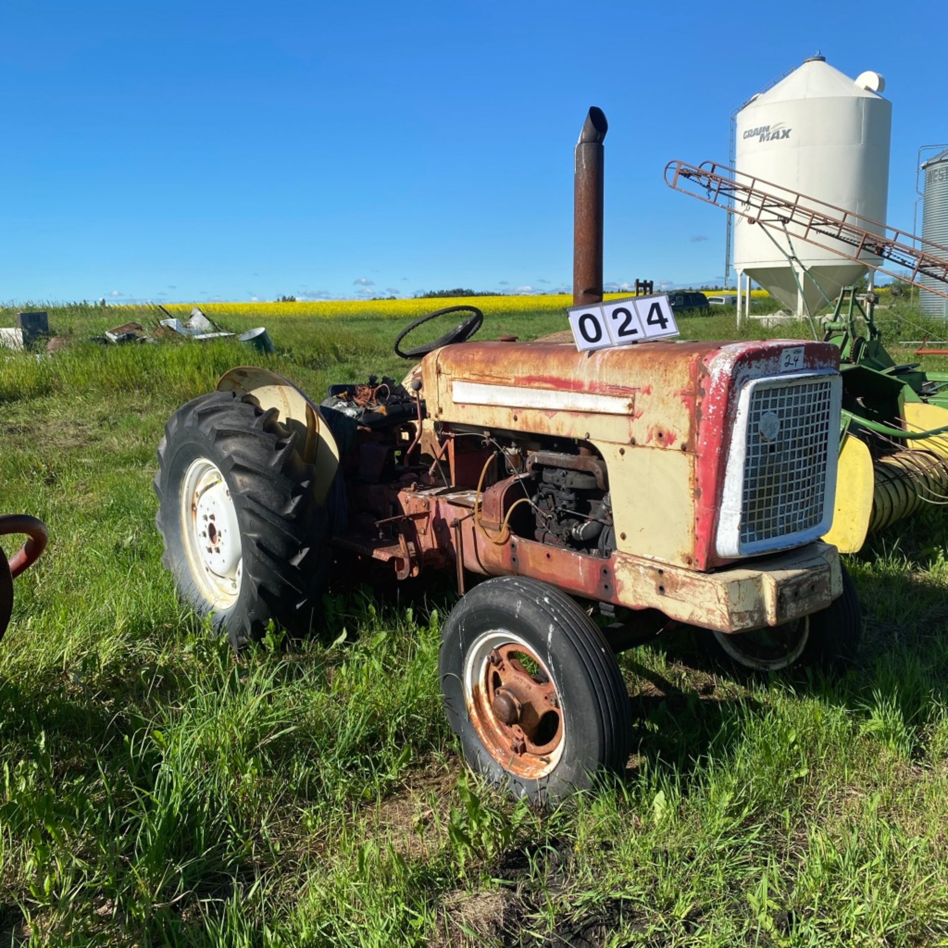 IHC 540 Tractor - Image 2 of 4