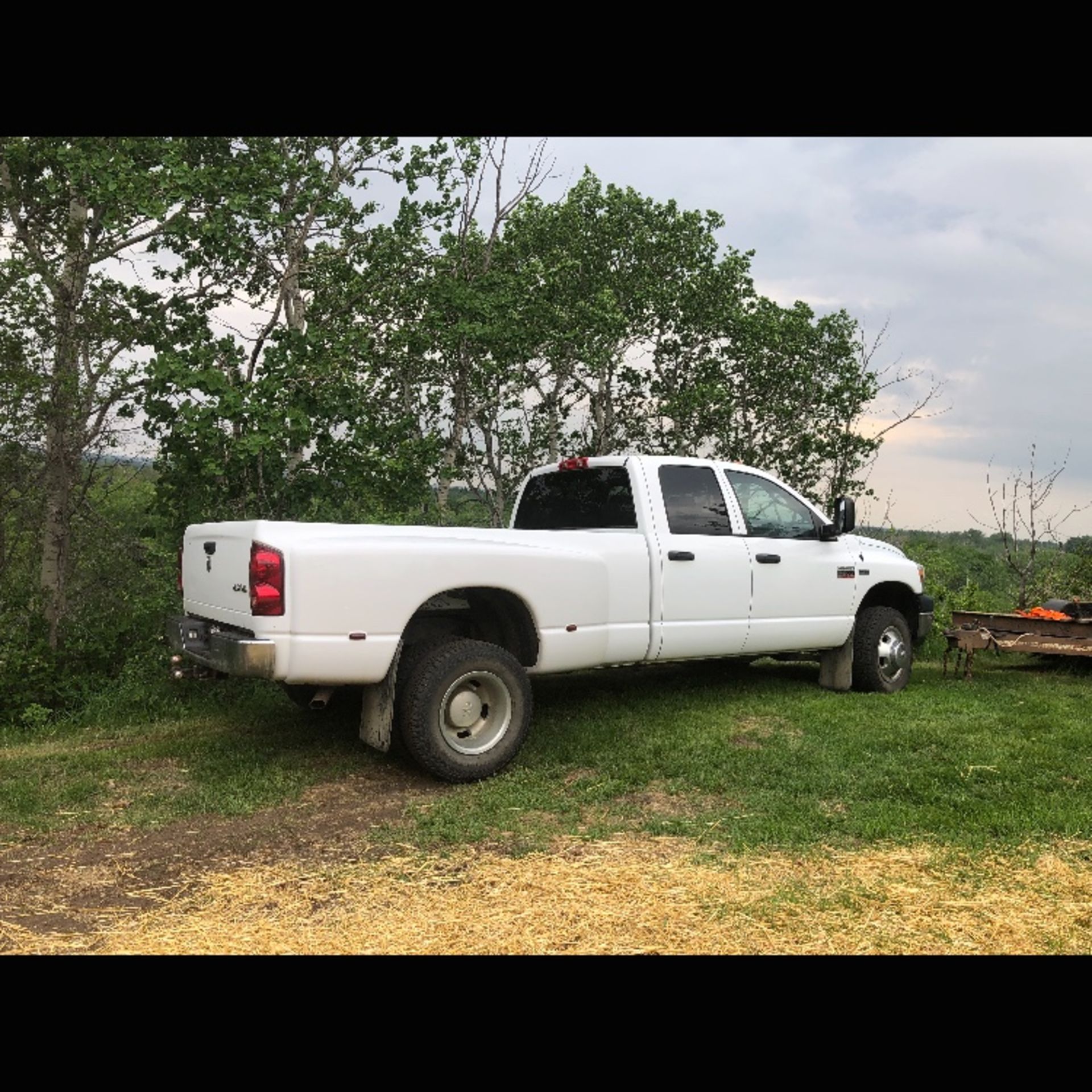 2008 White 3500 Dodge Ram Dually, 71500Km, 6 Speed Man Trans/5.7 Litre Hemi , : - Image 3 of 4