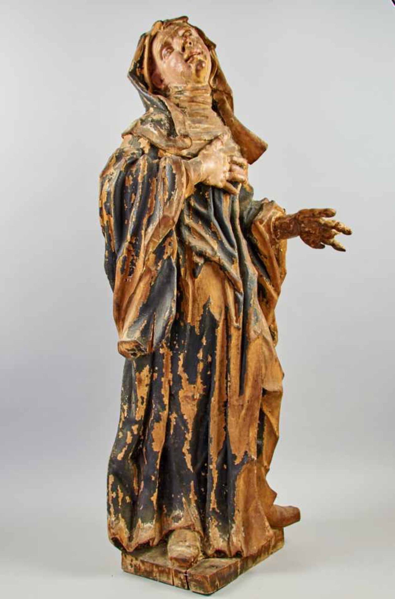 Luidl -Madonna einer Kreuzigungsgruppe. Lindenholz, geschnitzt, gefaßt und bemalt. Nicht sign., - Bild 3 aus 4