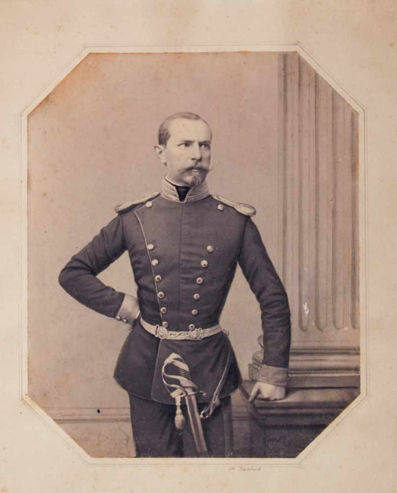Porträt - Hohbach - Ludwig von Gumppenberg -Hftbild in Uniform mit Säbel. Retuschierte Photographie