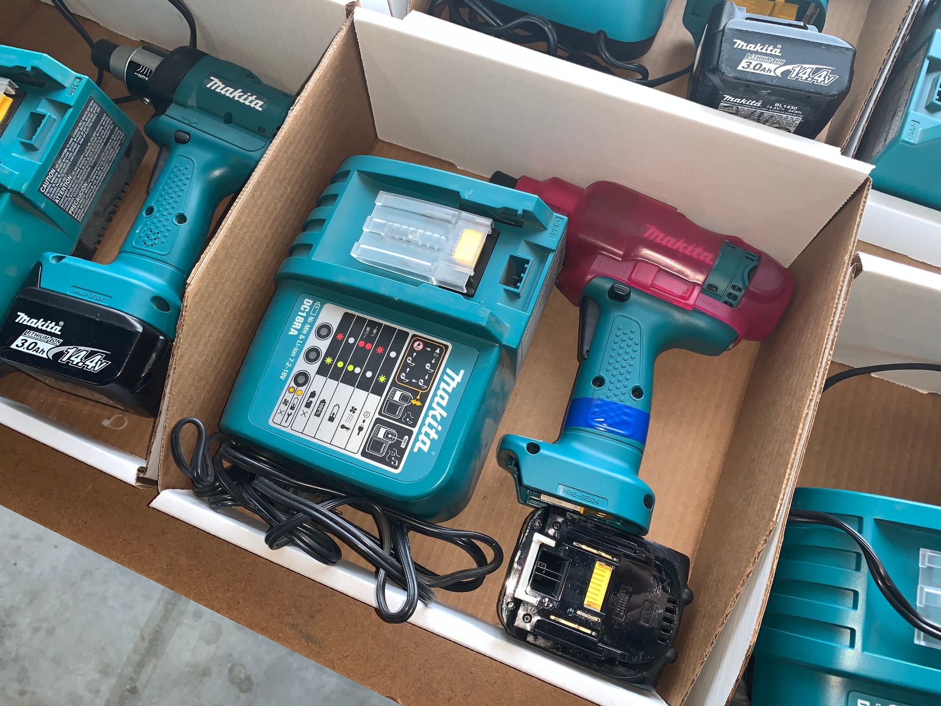 Makita Cordless Hex Screwdriver with Charger and Battery - Image 2 of 2