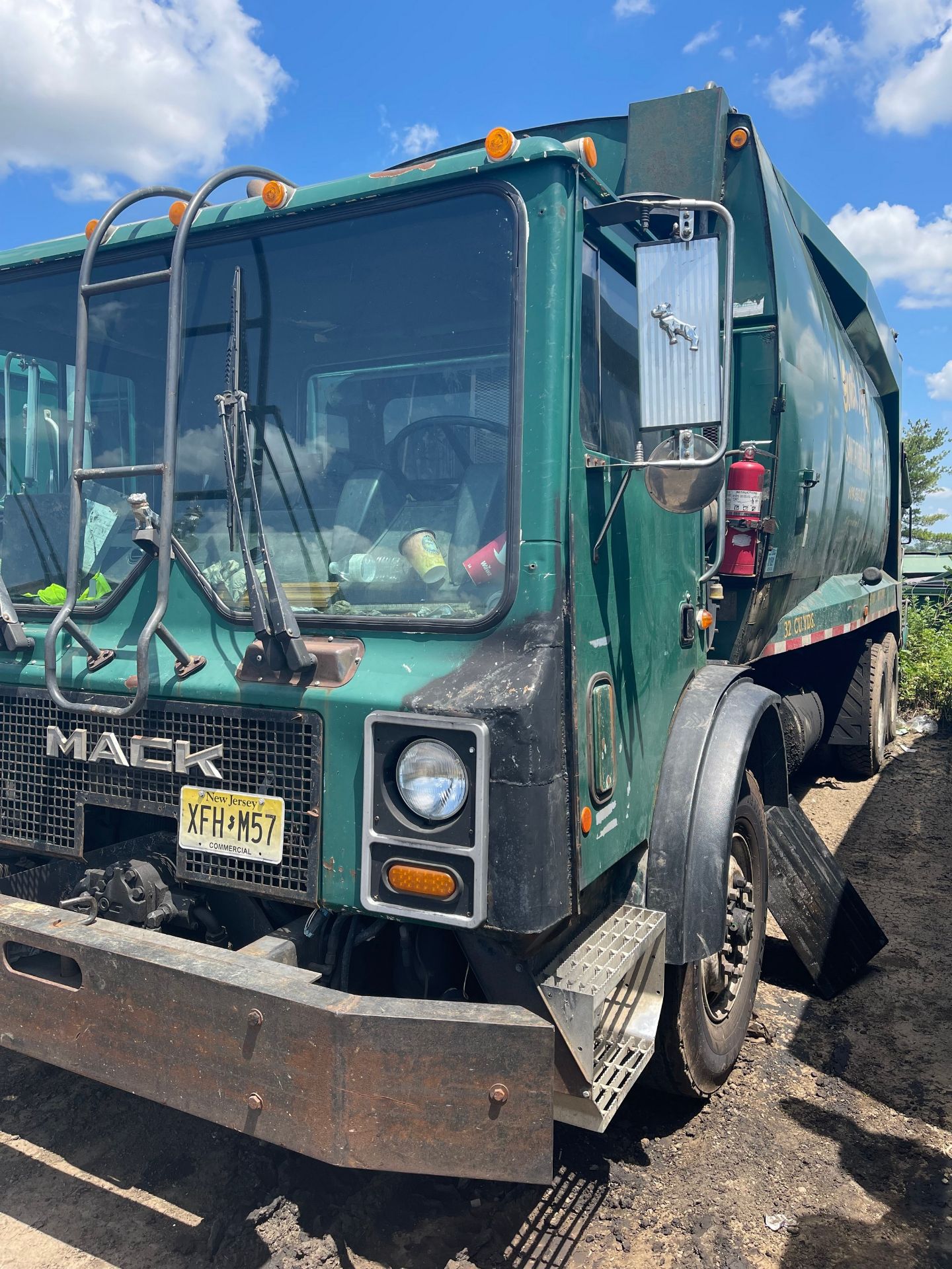 2001 - Mack MR690S Garbarge / Waste Truck