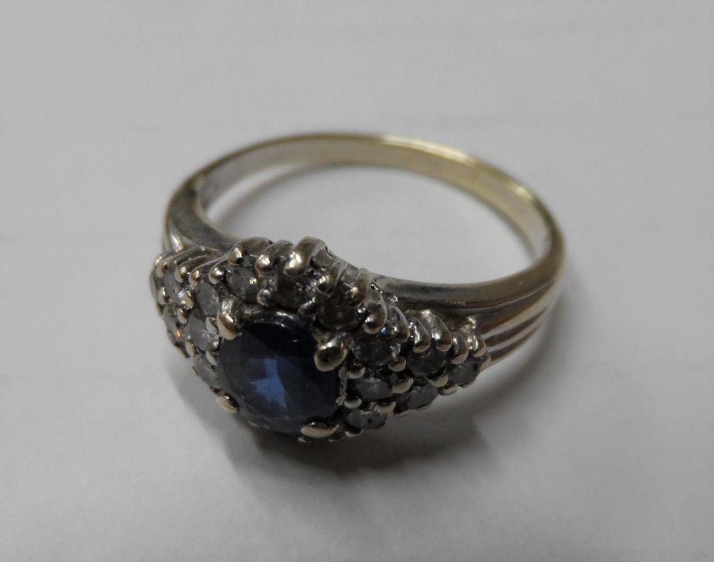 Fine quality, oval cut Sapphire surrounded by 18 round cut, high quality diamonds set in white - Image 6 of 7