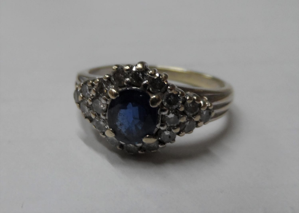 Fine quality, oval cut Sapphire surrounded by 18 round cut, high quality diamonds set in white - Image 5 of 7