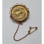 Queen Victorian, 1899 old head, gold Sovereign (VF) set in a 9ct gold brooch setting, total combined