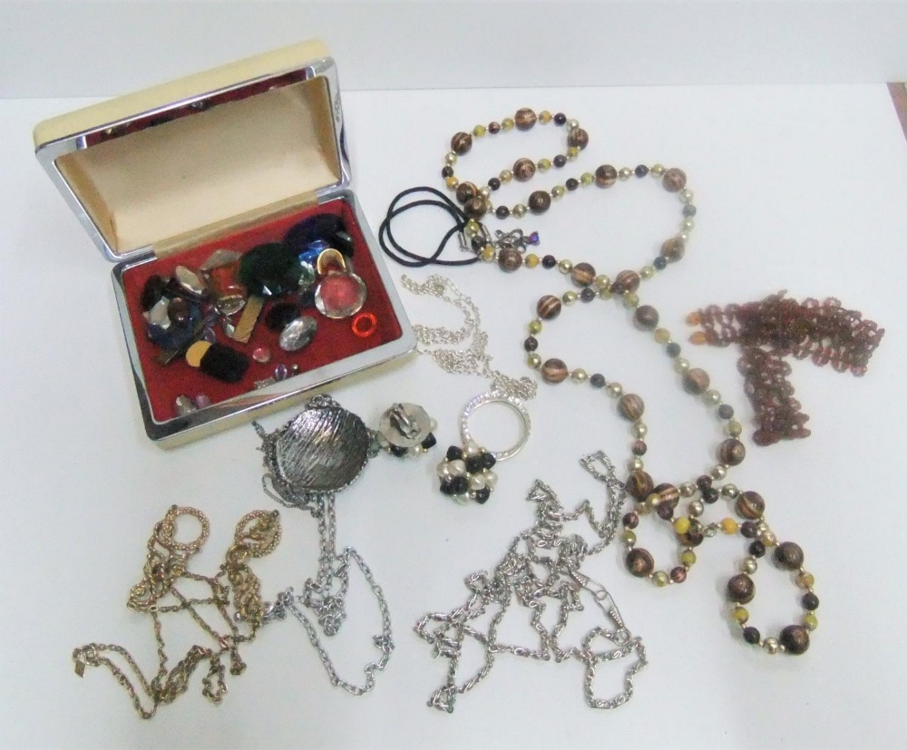 Collection of costume jewellery in vintage case - Image 2 of 3