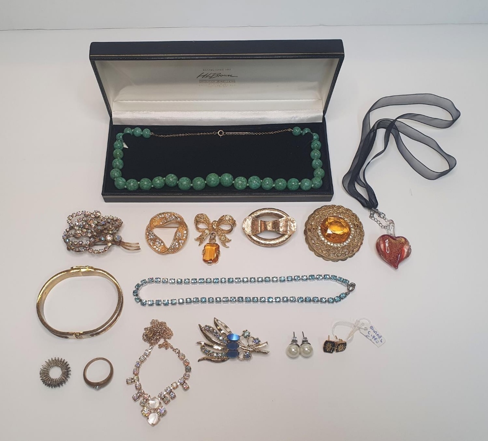 Collection of later 20thC costume jewellery to include a cased ladies jade necklace (Qty)