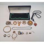 Collection of later 20thC costume jewellery to include a cased ladies jade necklace (Qty)