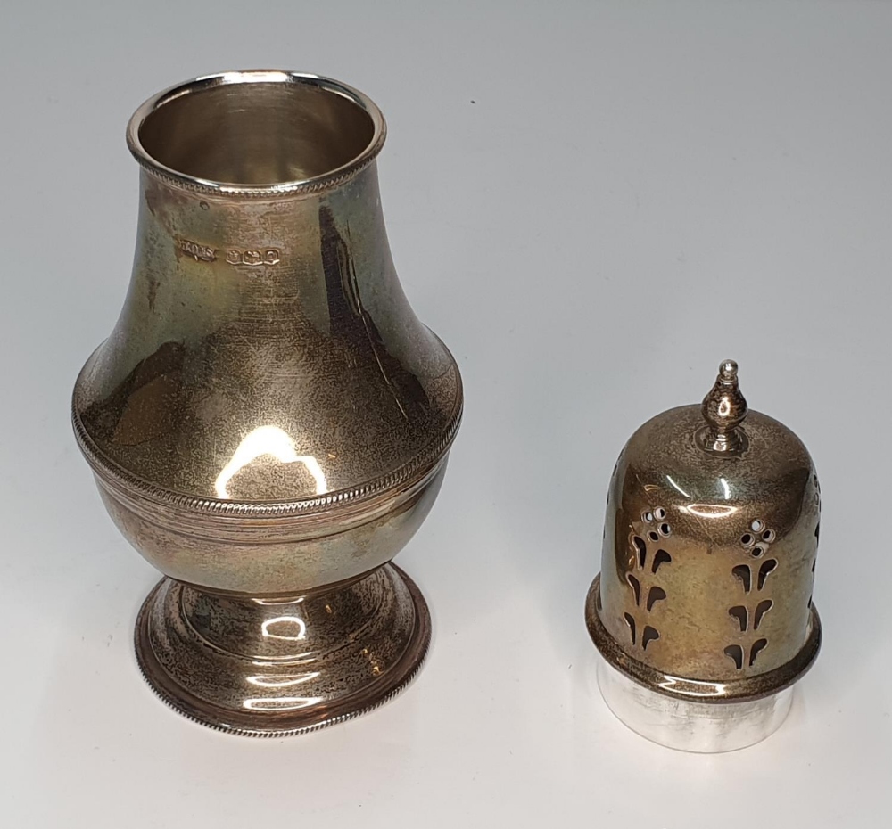 Antique silver sugar shaker, 15 cm high - Image 2 of 3