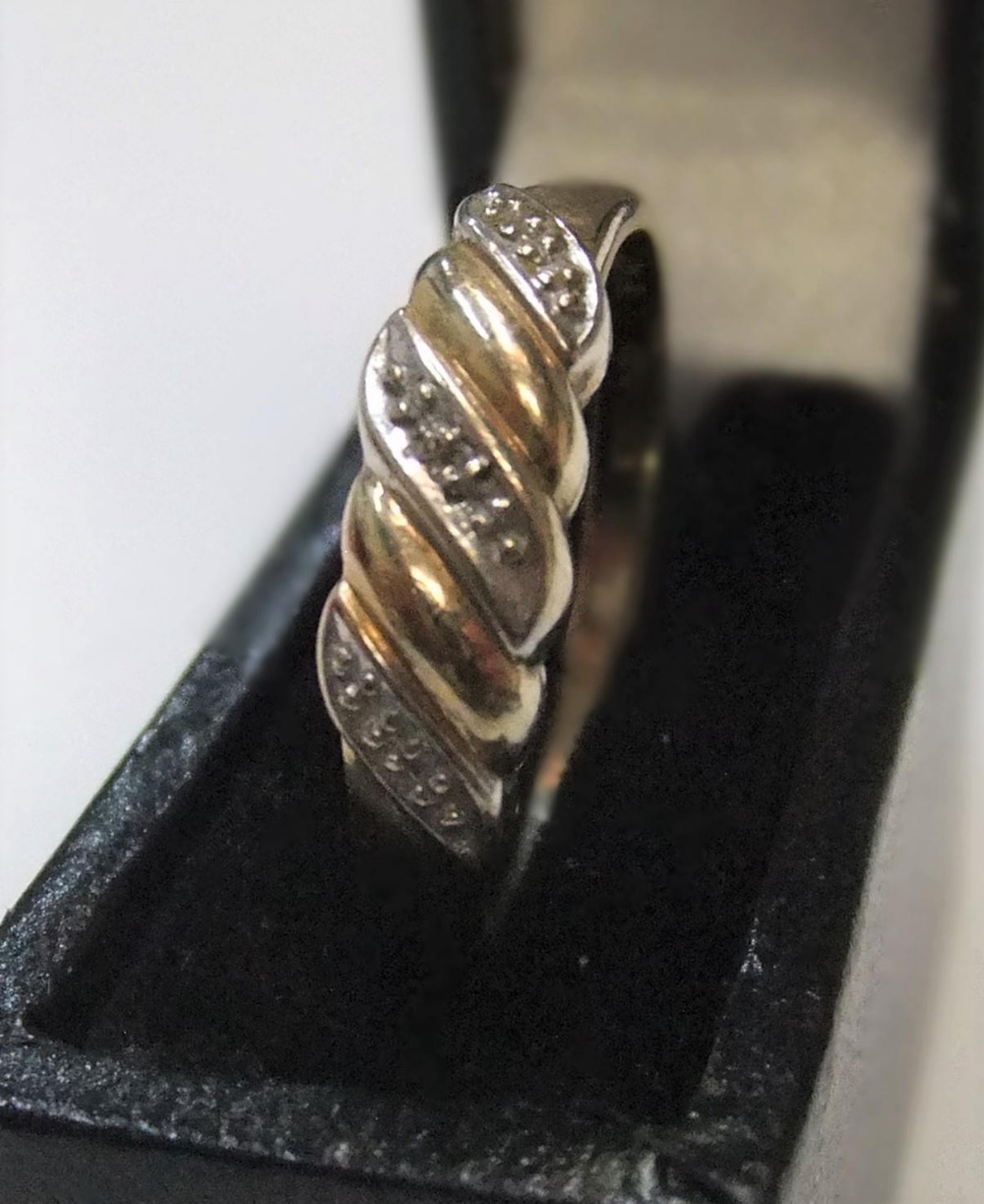 9ct yellow gold ring set with small clear stones Approx 1.7 grams gross, size Q - Image 2 of 3