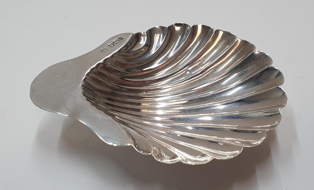 Fine quality, hall-marked antique silver butter dish in the form of a shell, 35 grams