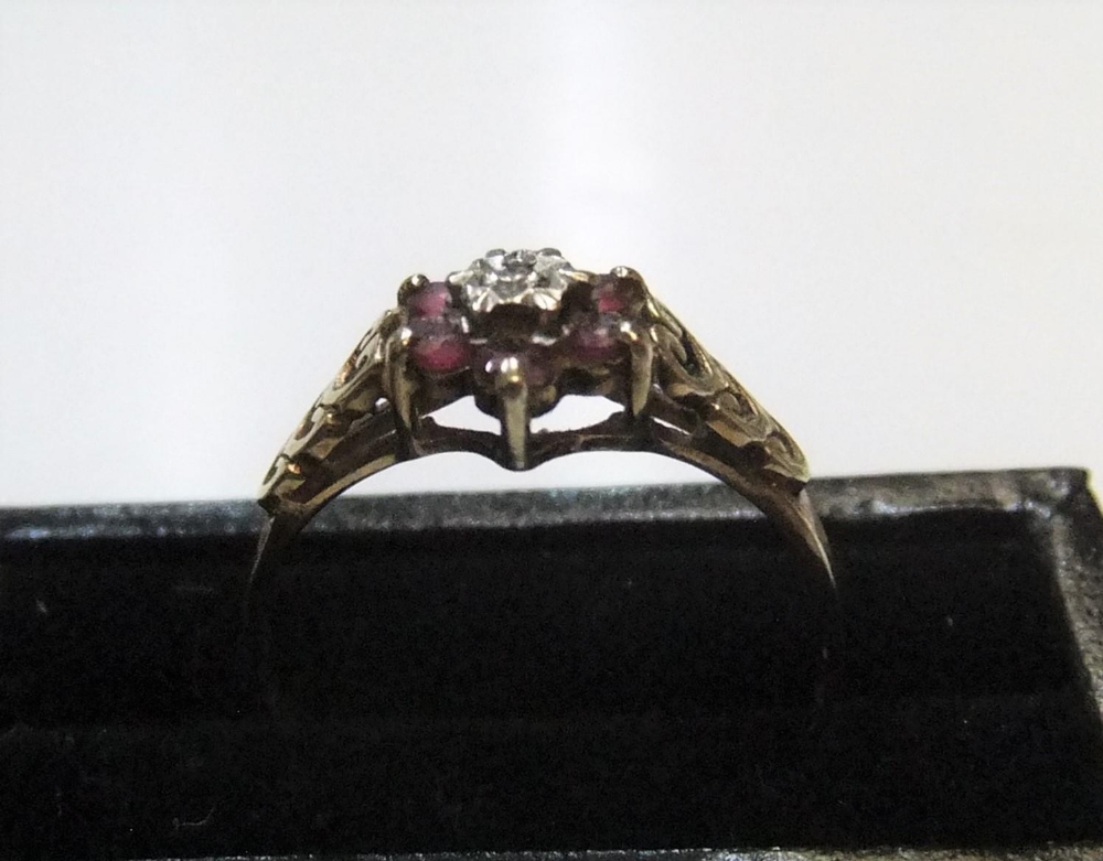 9ct yellow gold cluster ring with rubies below a central diamond Approx 1.5 grams gross - Image 2 of 3