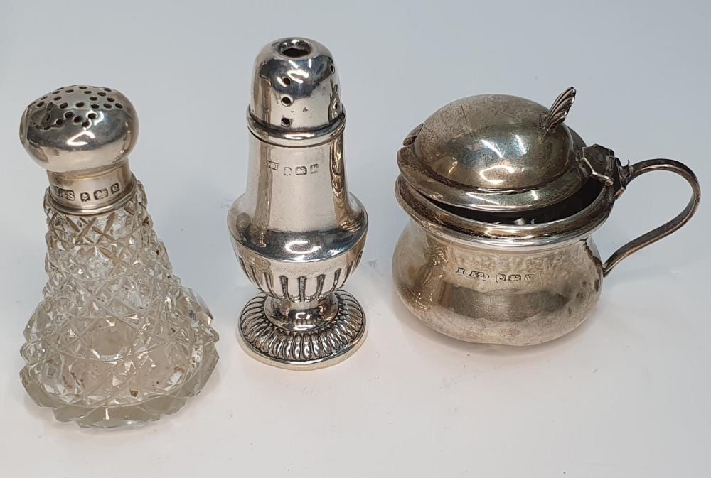 Various items of English silver to include silver toped scent bottles, jars, etc (7) some slightly - Image 4 of 4
